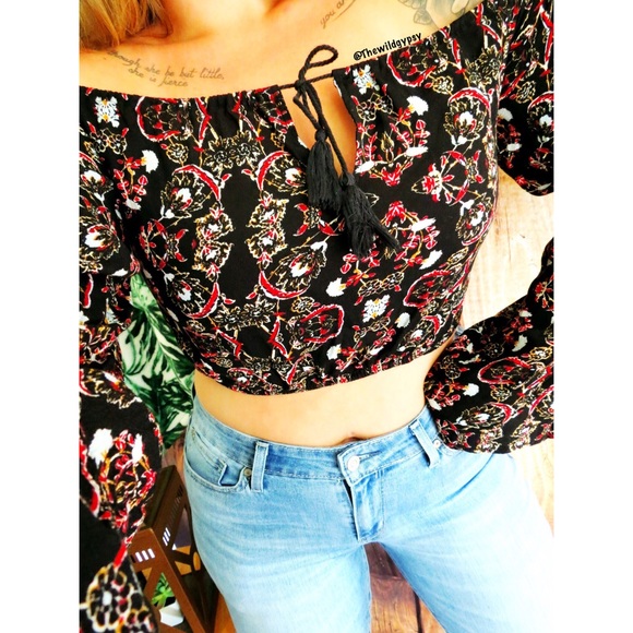 Kendall & Kylie Tops - Kendall + Kylie Boho crop top 🍃